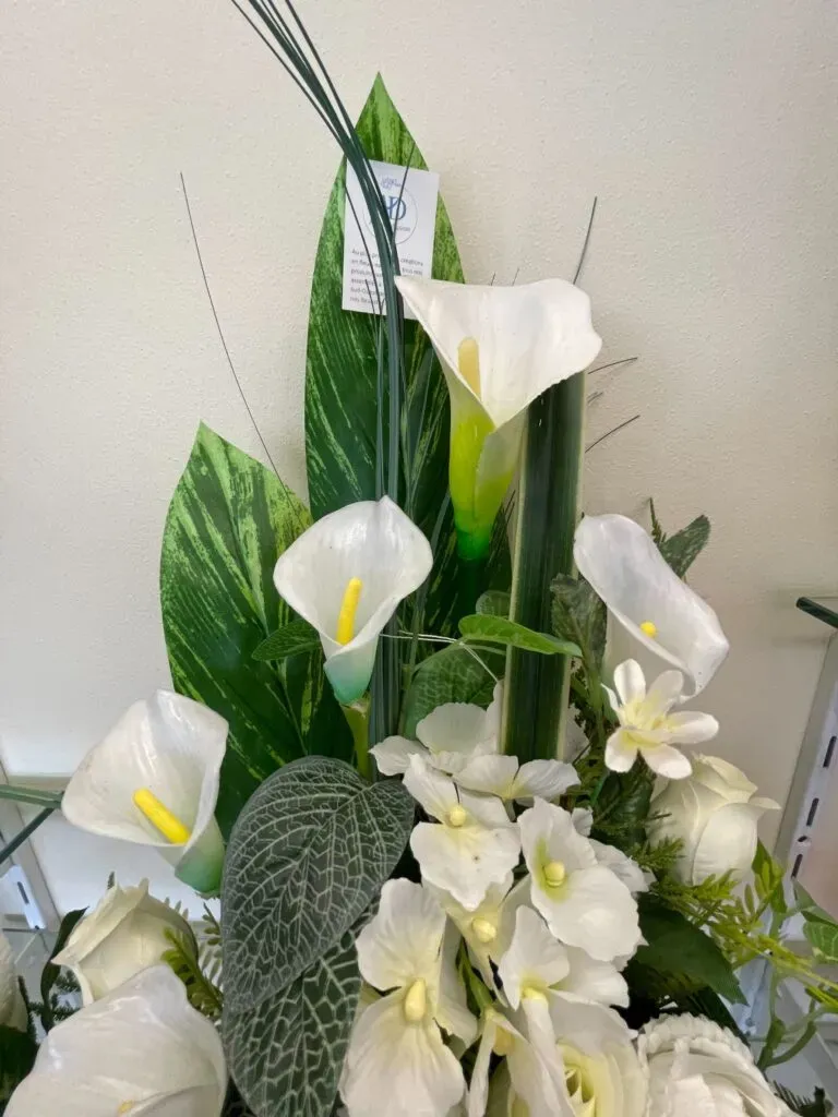 Composition florale artificielle de sous-bois avec arums et roses blanches