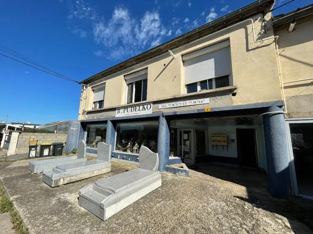 Devanture du bâtiment principal B. Pudelko avec alignement de tombes en granit