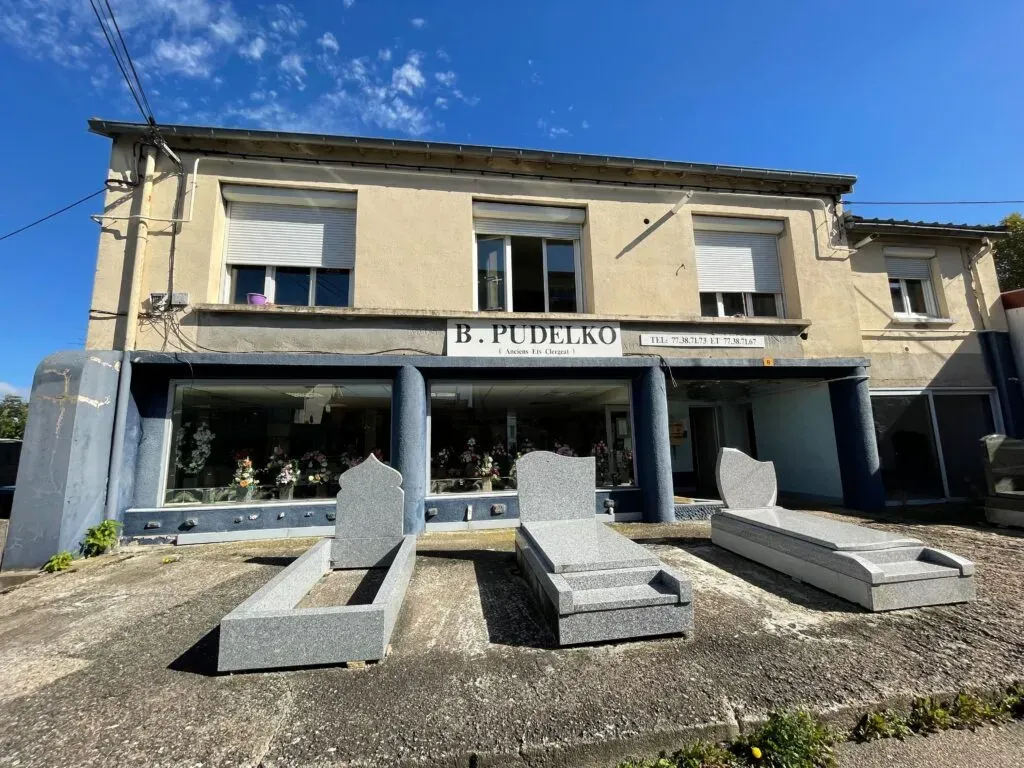 Devanture du magasin de marbrerie B. Pudelko avec exposition de monuments funéraires en granit