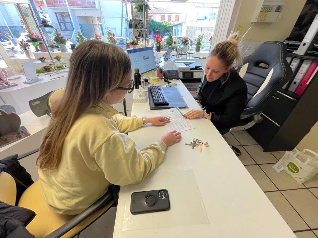 Conseillère funéraire recevant une cliente au bureau pour l'établissement d'un devis ou contrat
