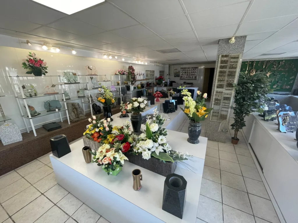 Boutique d'articles funéraires avec compositions florales, vases et plaques commémoratives