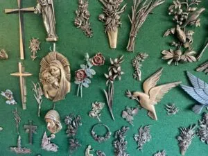 Panneau d'ornements funéraires en bronze avec croix, colombes et motifs religieux