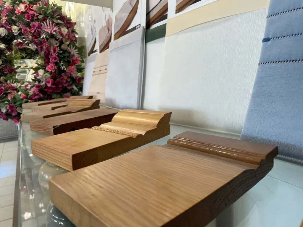 Échantillons de essences de bois et de capitons pour la personnalisation des cercueils