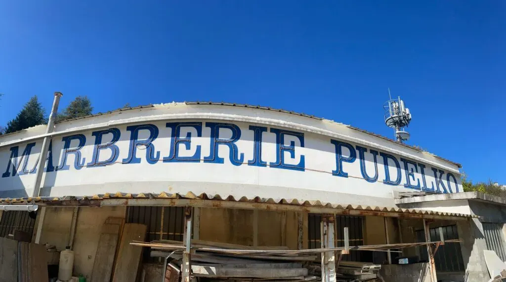 Enseigne peinte en bleu de l'atelier de Marbrerie Pudelko