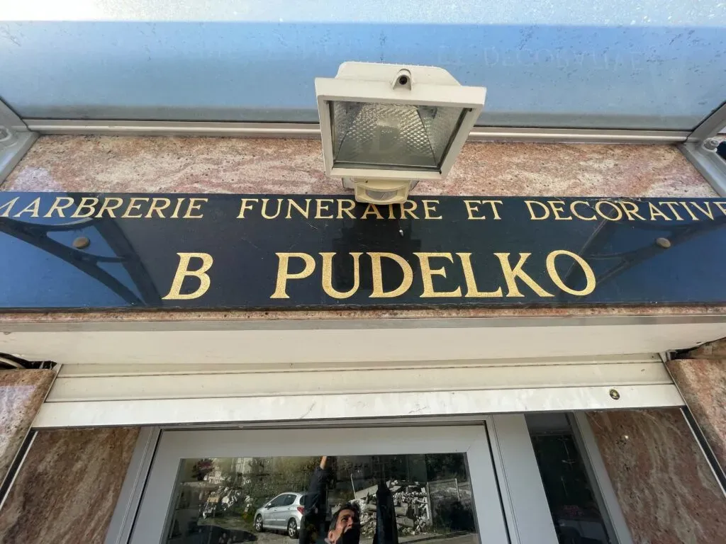 Plaque en verre et lettrage doré de la Marbrerie funéraire et décorative B. Pudelko