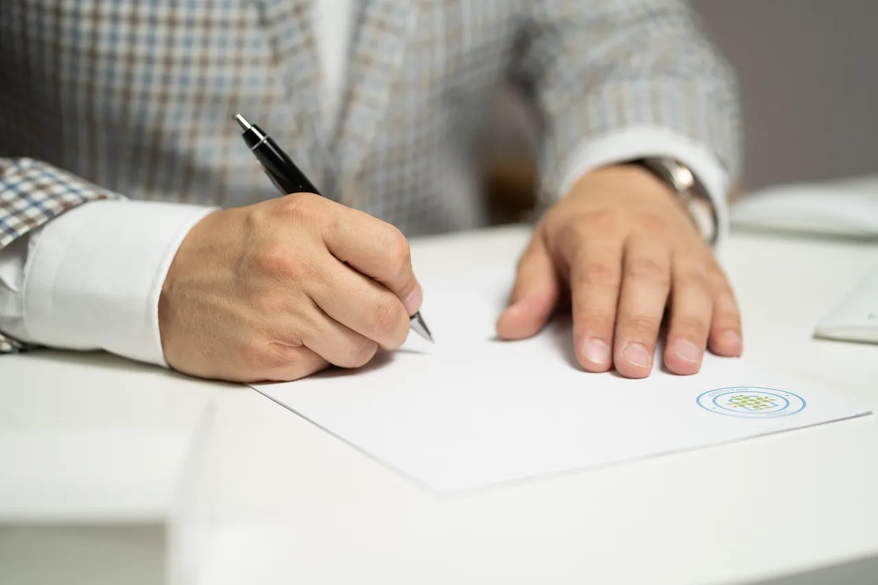 Signature de contrats et formulaires administratifs lors d'un rendez-vous.